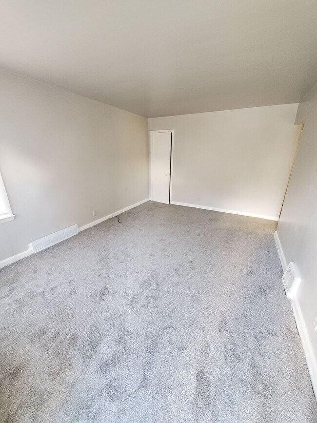 Foto del edificio - 2 Bedroom Single Family - Brand new Flooring