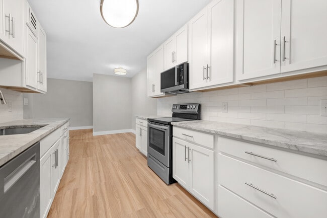 Kitchen - 20333 Detroit Rd