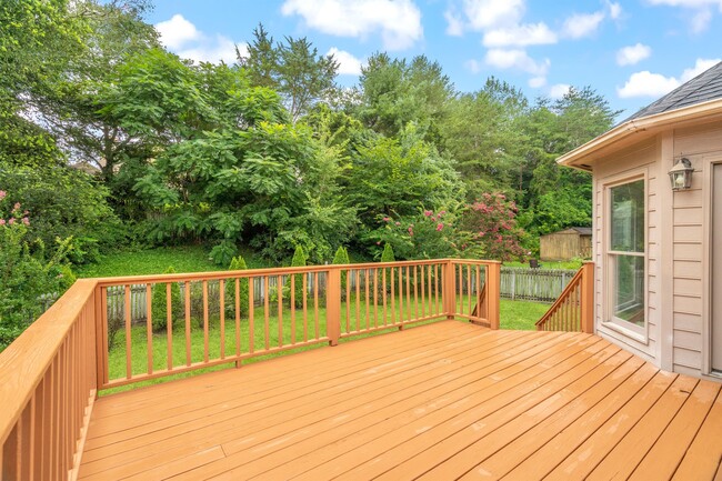 Building Photo - 8112 Meadowood Ln