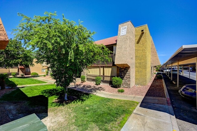 Foto del edificio - GATED COMMUNITY CONDO WITH BRAND NEW UPGRADES THROUGHOUT