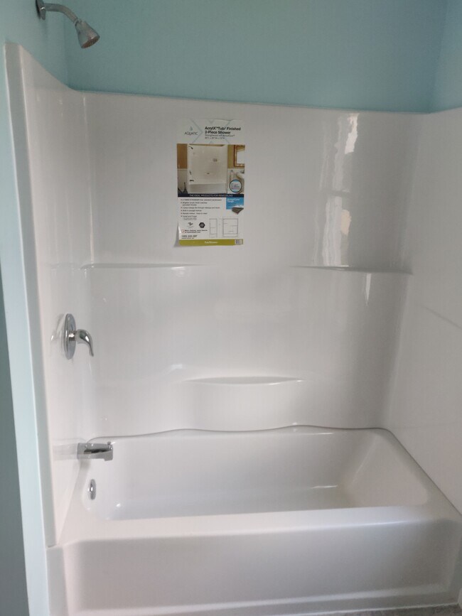 bath\shower - 2115 N 1st Ave