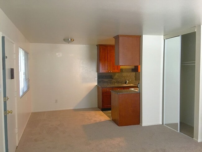 Foto del edificio - Spacious 2 Bedroom,  Freshly Painted, Updated Kitchen with Granite Countertops, on Central Ave