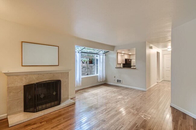 Building Photo - Perfect Kirkland Condo w/ 2bd & 1bth. Priv...