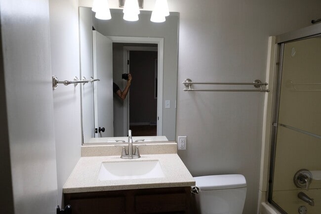 Foto del edificio - Just Remodeled!  3 Bedroom 1 Bath near jus...