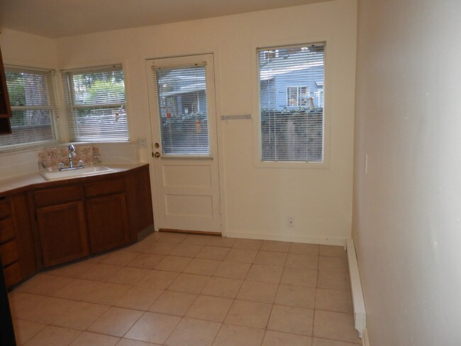Building Photo - Cozy 2 BR light and bright!