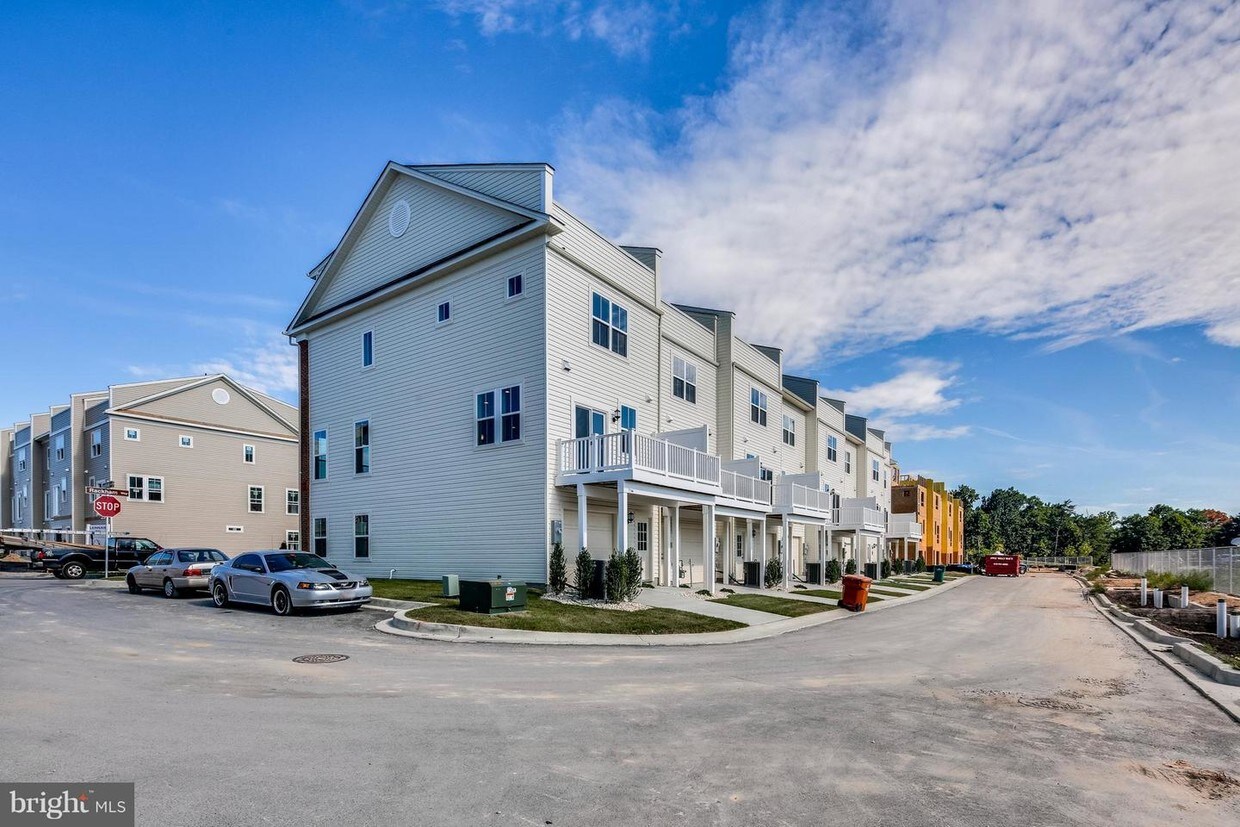 Foto principal - 7010 Rackham Way