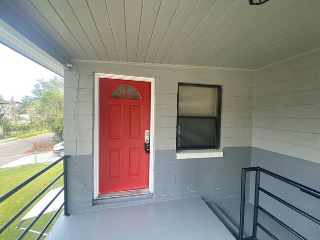 Building Photo - 2Bed 1Bath in Brentwood Availble NOW!