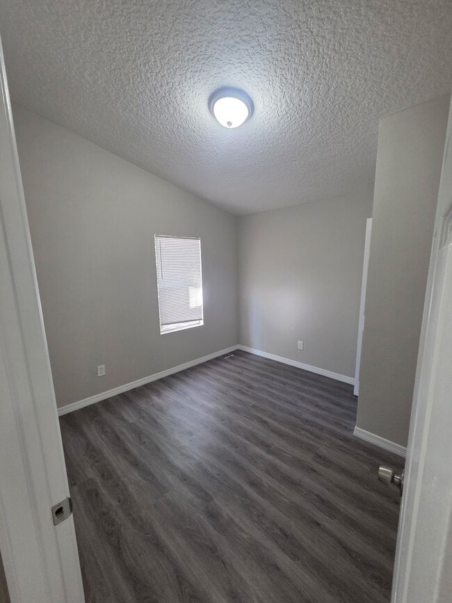 Building Photo - 3 bed 2 bath