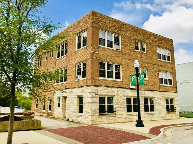 Building Photo - 114 N Spring St