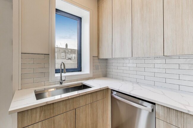 Foto del edificio - 2023 N Drake Ave