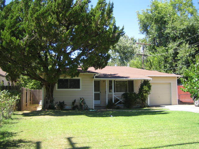 Primary Photo - 2 bedroom 1 bath Cute home and Large Backy...