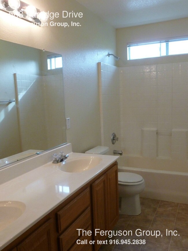 Foto del edificio - 568 Farridge Dr