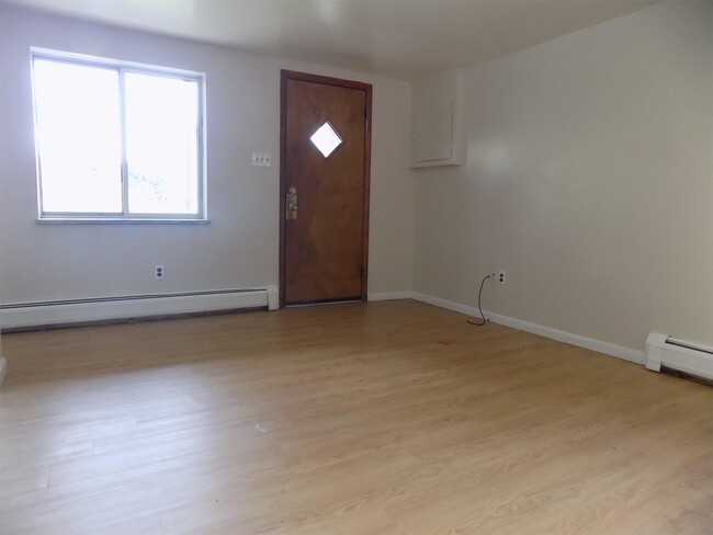 Building Photo - 808 10th St