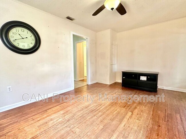 Foto del edificio - 916 W Wisconsin Ave