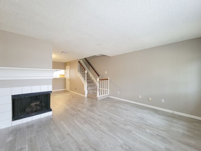 Foto del edificio - Welcome to This Charming Townhome Nestled ...