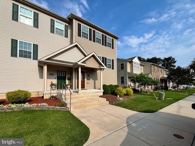 Building Photo - 533 Maple St