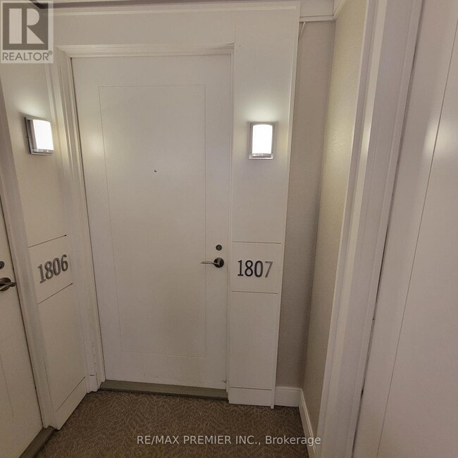 Photo du bâtiment - 830-1830 Lawrence Ave W