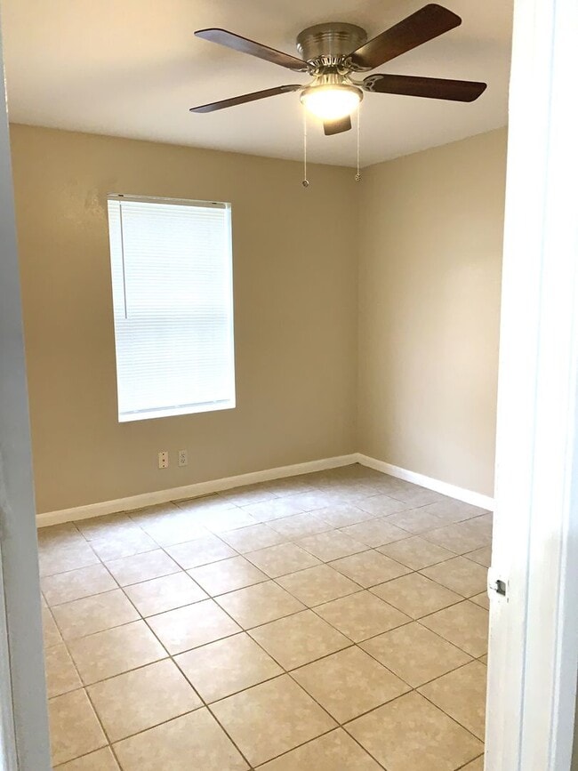 Building Photo - Refreshed 2 Bed / 2 Bath Duplex in Eagle Lake