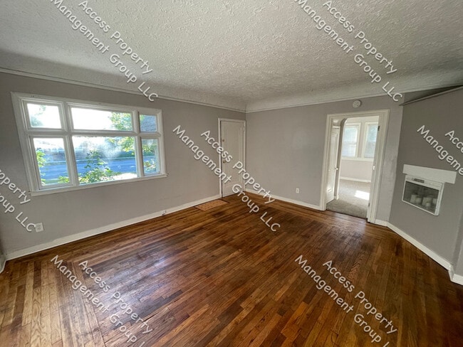 Building Photo - SW Side Three Bedroom Unit