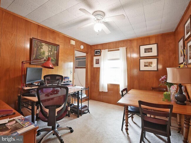 Building Photo - Quaint 2 Bedroom, 1 Bath Single Family Hom...