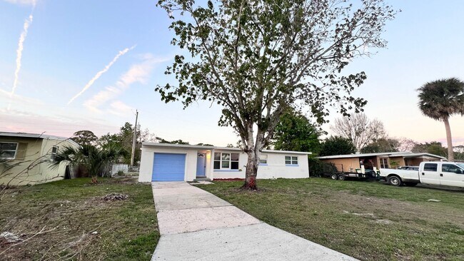 Building Photo - Available NOW! Charming Fully Renovated Ho...