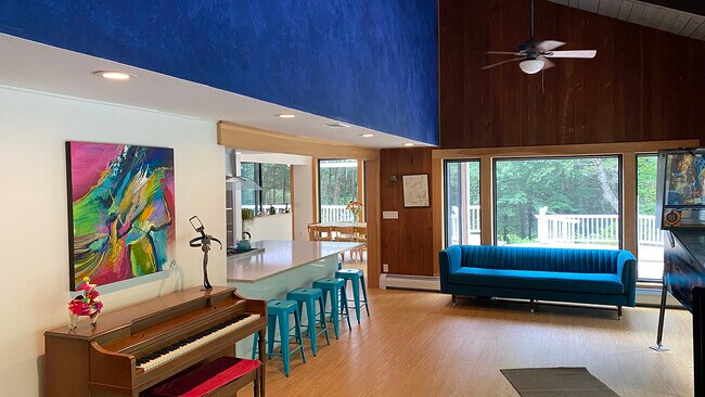 Foto del edificio - 65 Punch Brook Rd