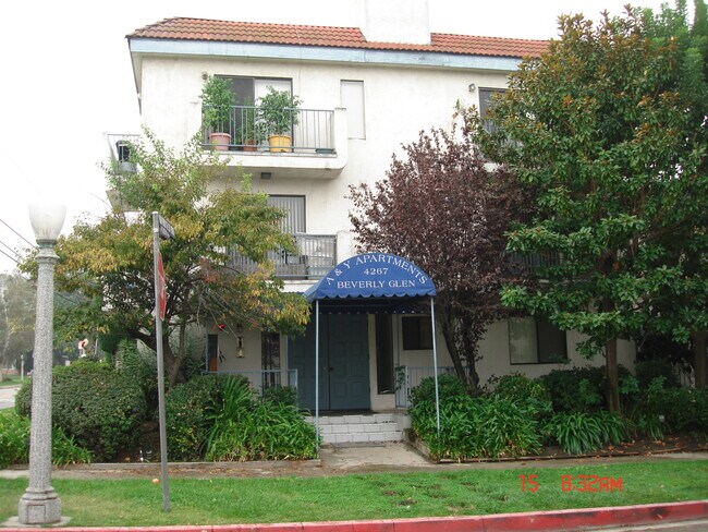 Building Photo - 4267 Beverly Glen Blvd