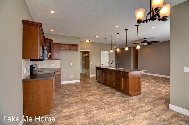 Foto del edificio - 4 br, 2 bath House - 5698 E Pearson Pkwy