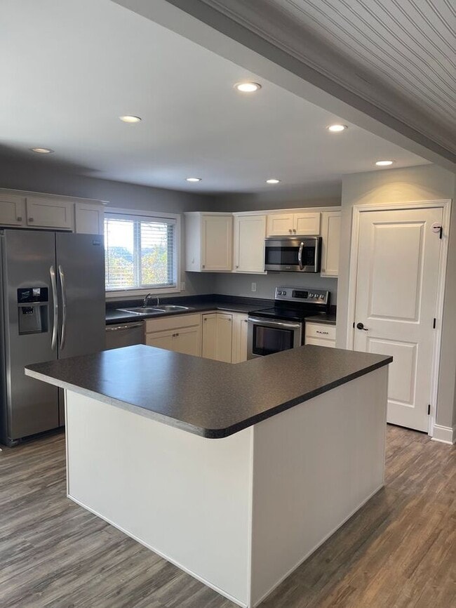 Building Photo - 4 Bedroom - 3 Bath Home with a 2 car garage in Farragut