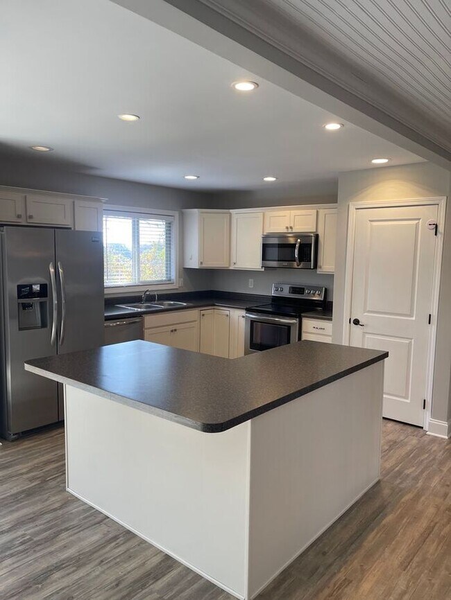 Foto del edificio - 4 Bedroom - 3 Bath Home with a 2 car garage in Farragut