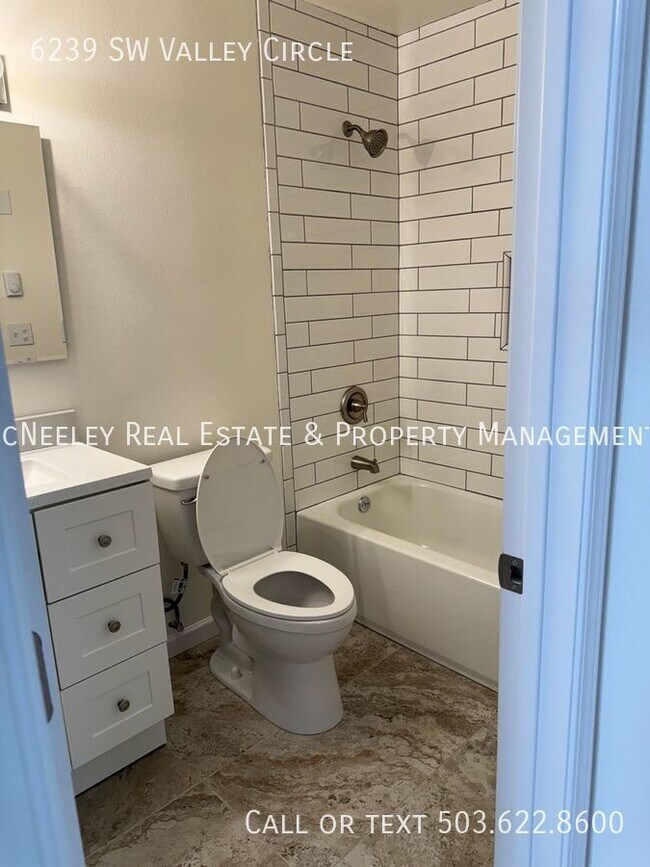 Building Photo - Beaverton, Top Unit, Two Bedroom,  One Bat...