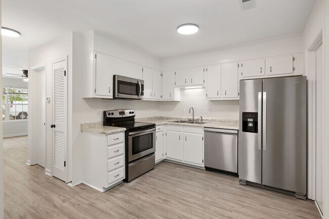 Foto del edificio - Available now. Water included. RENOVATED 2 BR/1.5 BA Townhouse in the Heart of James Island!