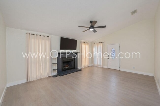 Foto del edificio - 211 Indian Oaks Dr