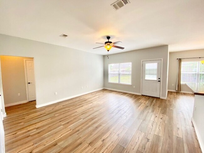 Foto del edificio - 215 Ladue Ave Crestview, FL 32539