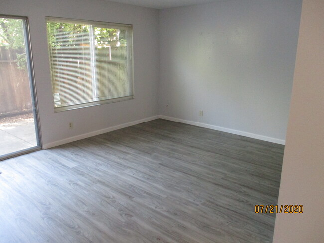 Living Rm - 19857 Forest Ave