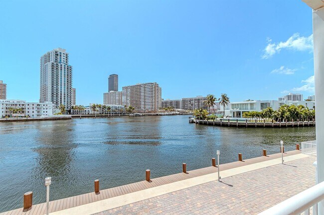 Foto del edificio - 121 Golden Isles Dr
