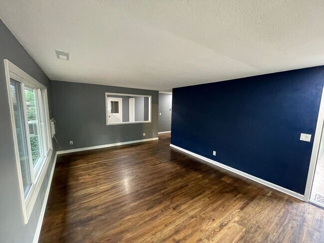 Building Photo - 651