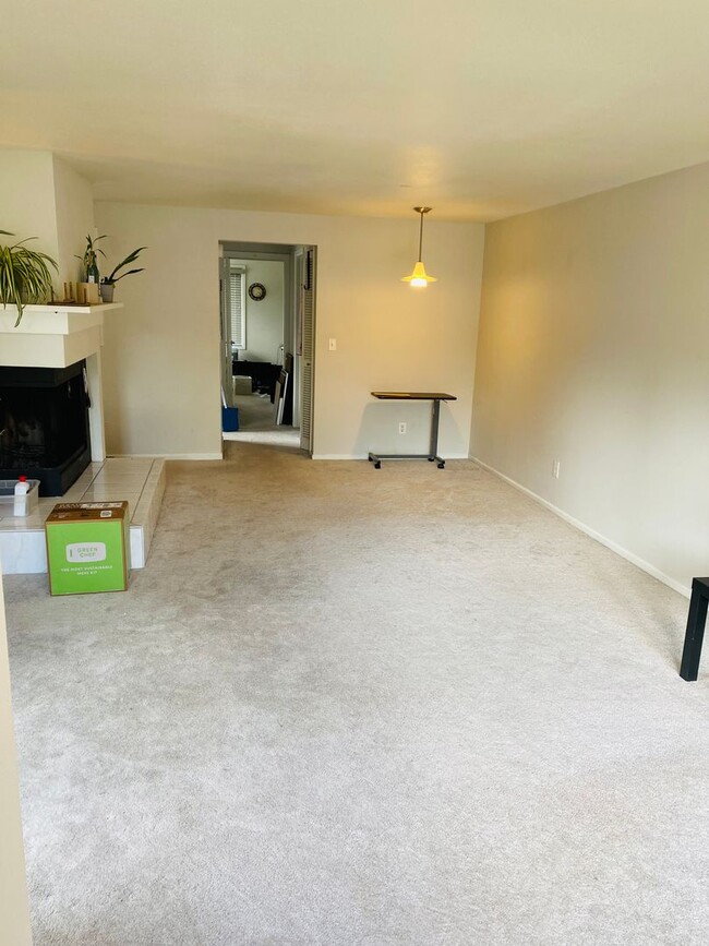 Building Photo - Sweet, Light-Filled 2-Bedroom Townhouse Cl...
