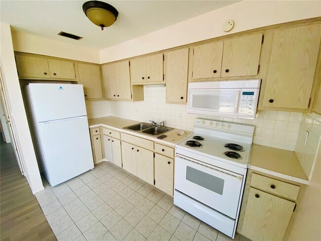 Foto del edificio - 4351 Tahitian Gardens Cir