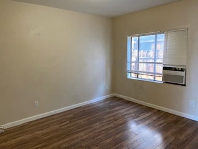 Building Photo - Midtown - Convenient Duplex - Move in Ready!