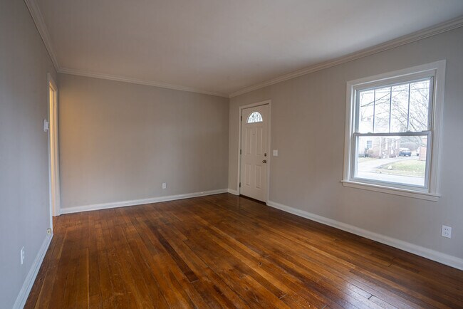 Living room, facing front door - 1068 Lindsay Ave