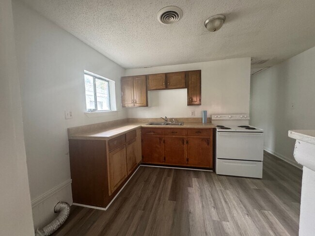 Building Photo - 2 Bedroom one bath