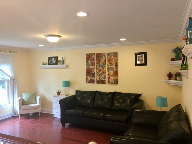 sala de estar de arriba - 2527 Vivaldi Ln