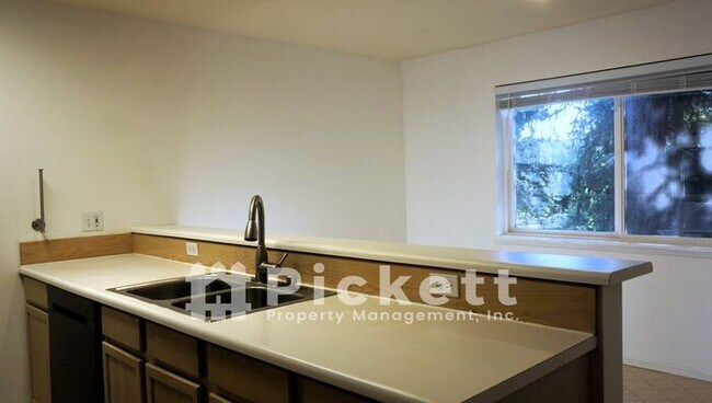 Building Photo - 3 Bedroom Townhouse near Island Lake