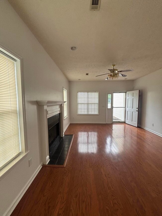 Foto del edificio - 181 Shelby Dr