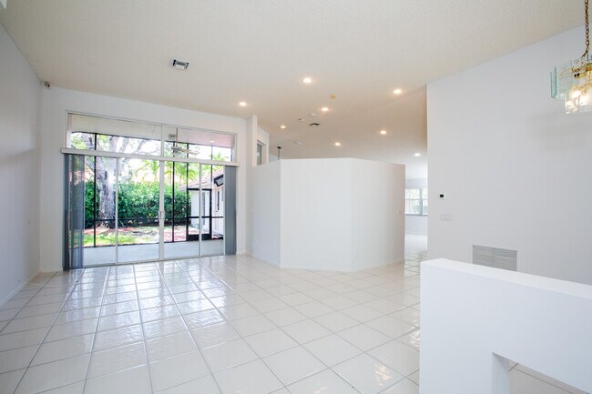 Building Photo - 924 Spoonbill Cir