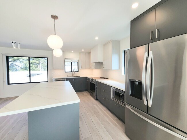 Foto del edificio - Meticulously renovated 2 bedroom duplex home in central San Mateo