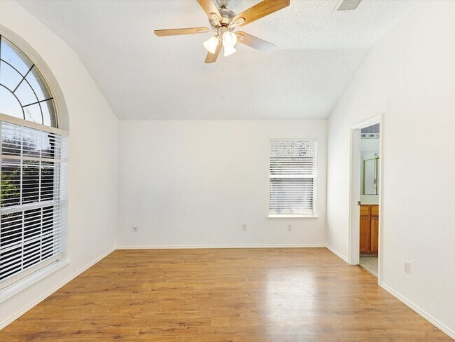 Foto del edificio - 823 Ashley Pl