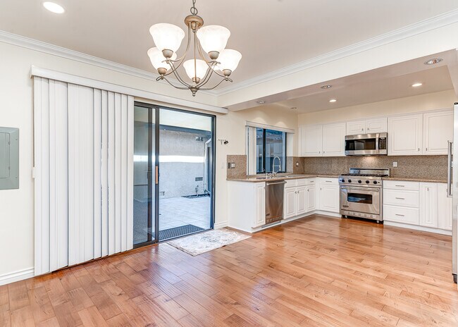 Foto del edificio - 11102 Woodruff Ave