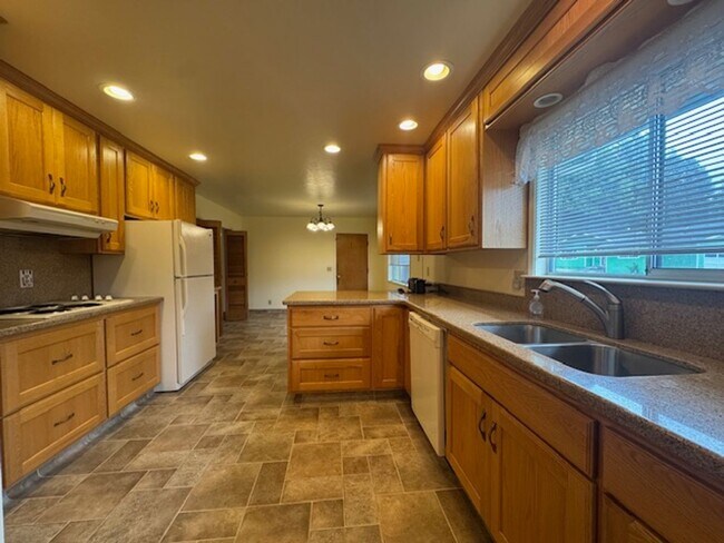 Foto del edificio - Well located, 4/2, Redwood views